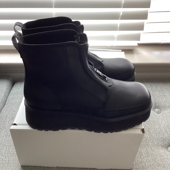 UGG® Women's CityFunc Zip Booties, size 9.5 - Picture 8 of 10